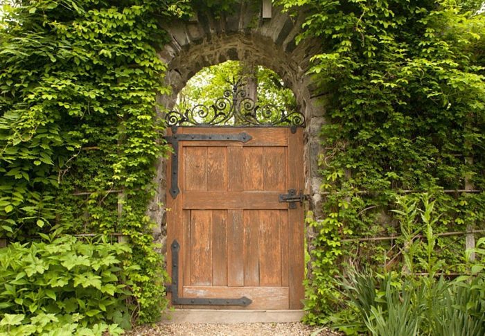 Consejos profesionales para mejorar su jardín con una puerta bonita