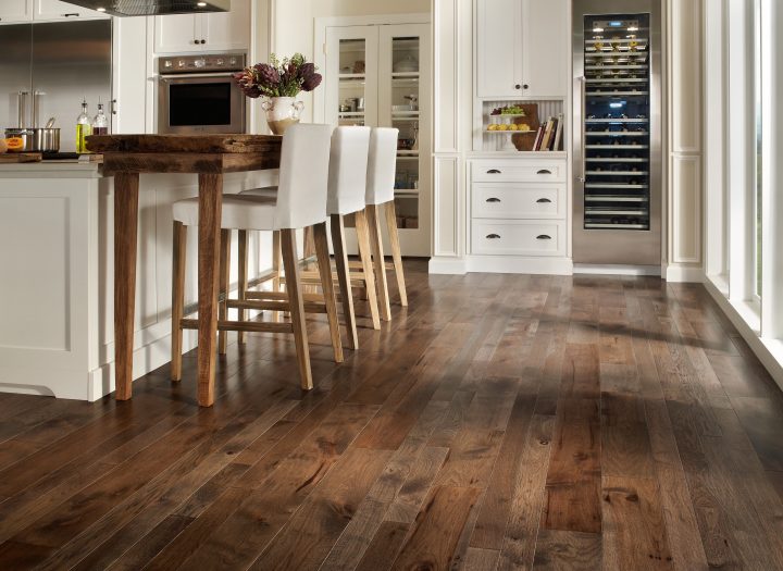 engineered wood floor suitable kitchen3000 x 2257 720x525 - La tendencia de los revestimientos de interior: cuando la madera viste nuestras paredes