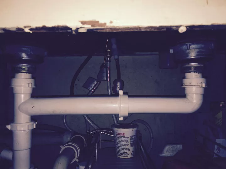 ¿Como arreglar una tubería que gotea por abajo  - ¿Como arreglar una tubería que gotea por abajo?